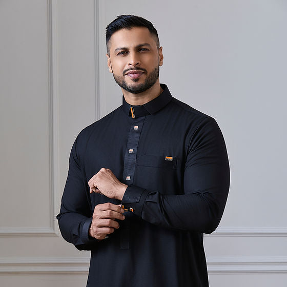 Black Jacquard Collar Thobe with Elegant Detailing | AN 2461
