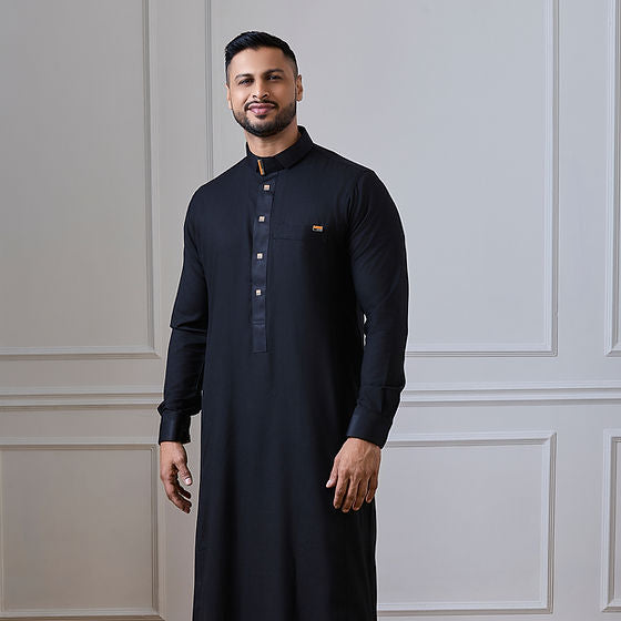 Black Jacquard Collar Thobe with Elegant Detailing | AN 2461